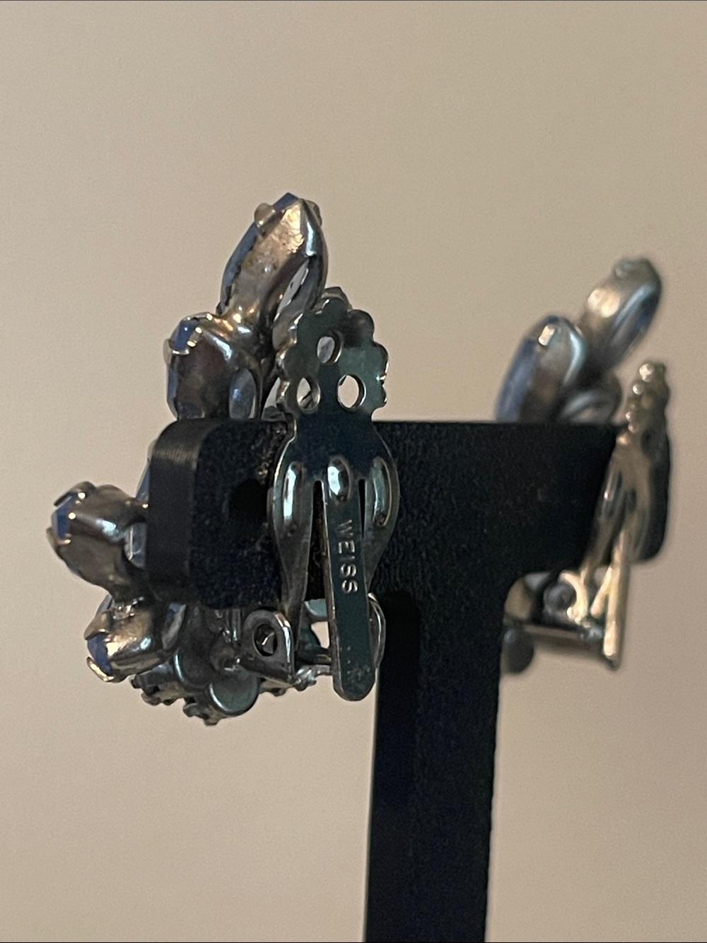 1950’s Weiss Frosted Blue Rhinestone Aurora Borealis Clip-on Earrings - Picture 12 of 12